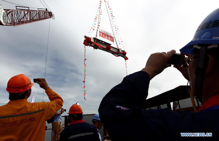 La cérémonie de fin du gros oeuvre du plus haut gratte-ciel de la Chine s'est déroulée samedi à Shanghai et les travaux de construction devraient s'achever en 2015.