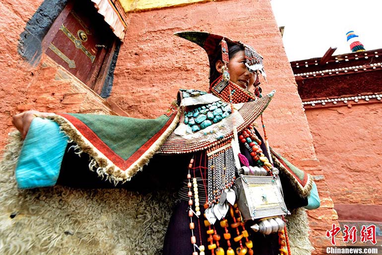 Le 8 juillet 2013, dans le village de Kagayi du district de Burang situé dans la préfecture Nagari de la région autonome du Tibet en Chine, une femme porte le costume traditionnel tibétain – le costume du paon. (Photo : Chinanews /Li Lin)