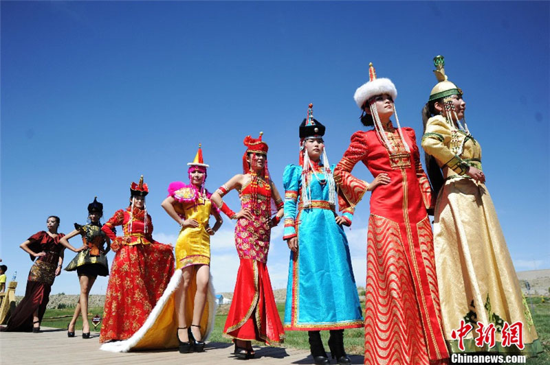 Défilé de costumes traditionnels de l'ethnie mongole