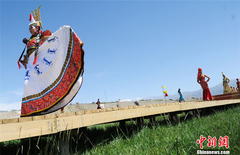 Défilé de costumes traditionnels de l'ethnie mongole (4)