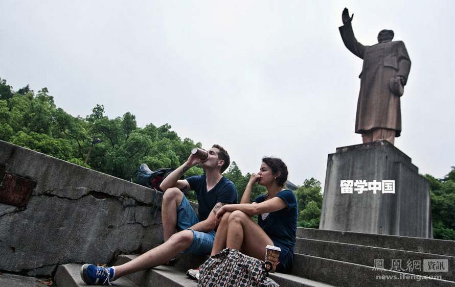 Fernando est un jeune Espagnol. Assis avec son amie au pied de la statue de Mao Zedong qui tr?ne dans le campus de l'université, il confie avec humour qu'étudier le chinois lui fait mal à la tête : ? j'ai toujours envie de me taper la tête contre les murs ! ?