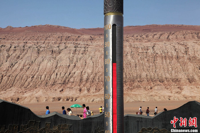 Le 30 juillet, un thermomètre cylindrique géant indique que la température de la surface de la terre atteint 78°C dans les Monts flamboyants de Tourfan, dans la région autonome ou?goure du Xinjiang.