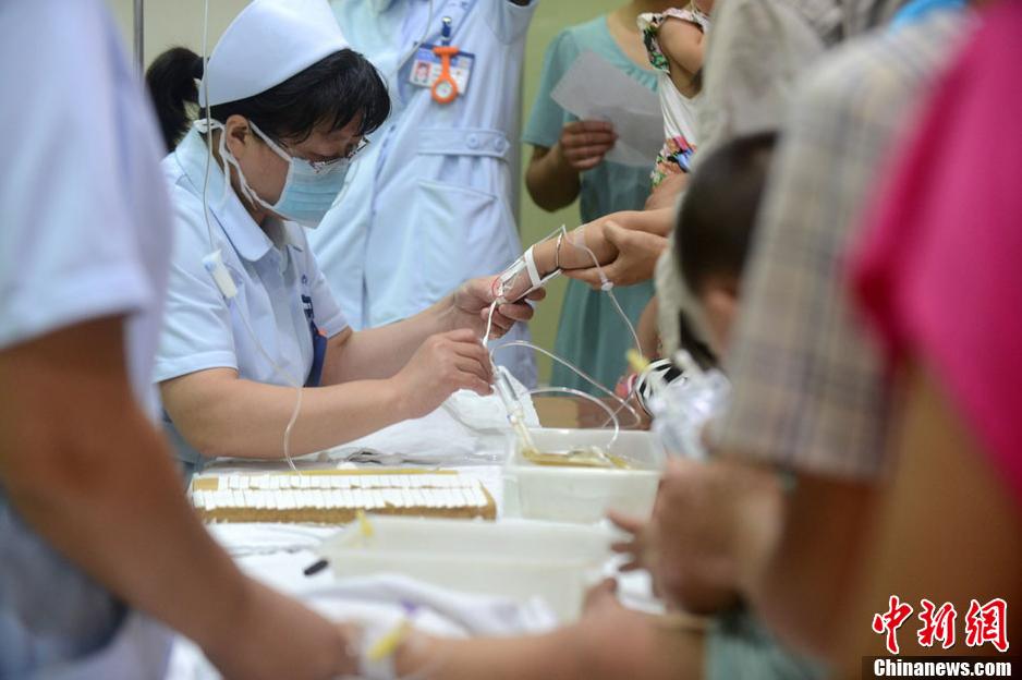 Le 5 ao?t, à l'H?pital du peuple numéro un de Yangzhou. Le nombre de malades a fortement augmenté à cause de la grande chaleur.