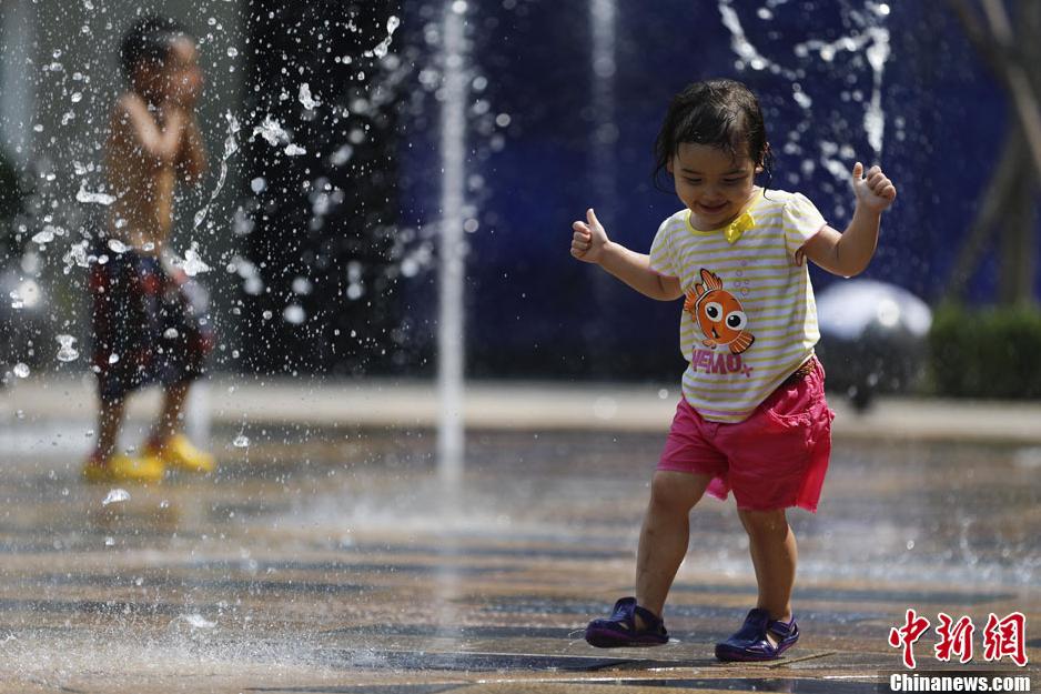 Le 5 ao?t, des enfants s'amusent avec de l'eau à Beijing.