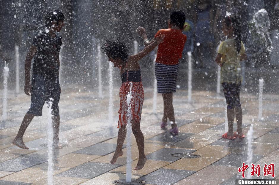 Le 5 ao?t, des enfants s'amusent avec de l'eau à Beijing.