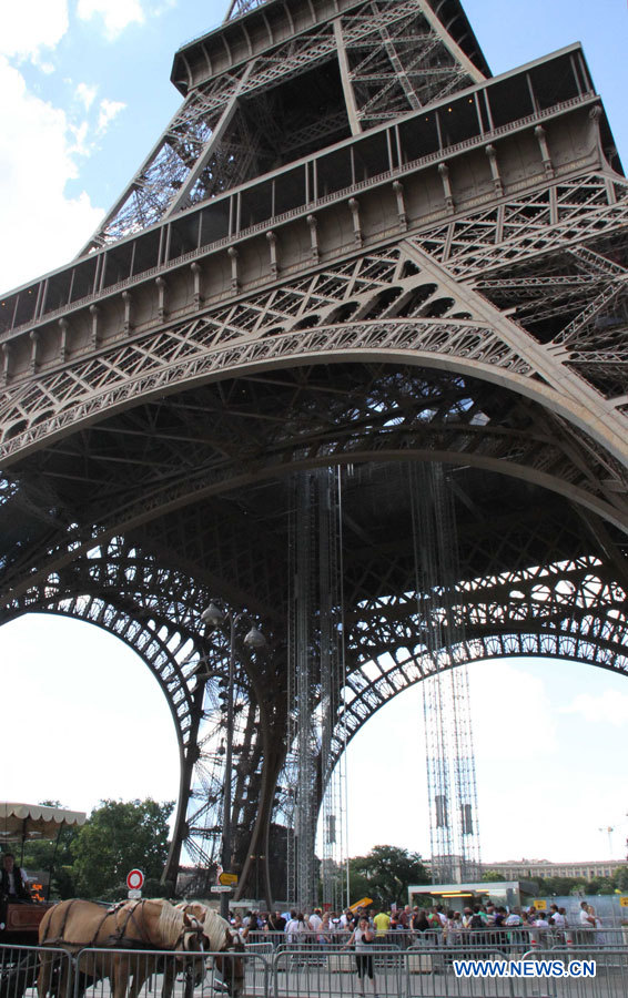 La Tour Eiffel évacuée après une alerte à la bombe (2)