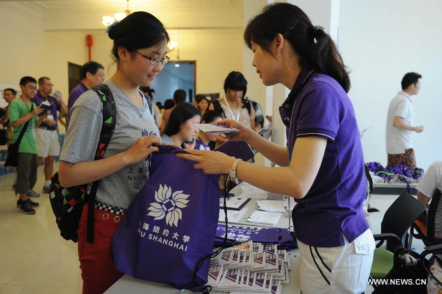 Le 11 ao?t 2013 dans la salle d'inscription de l'Université New York-Shanghai, une étudiante se renseigne auprès d'une employée. 