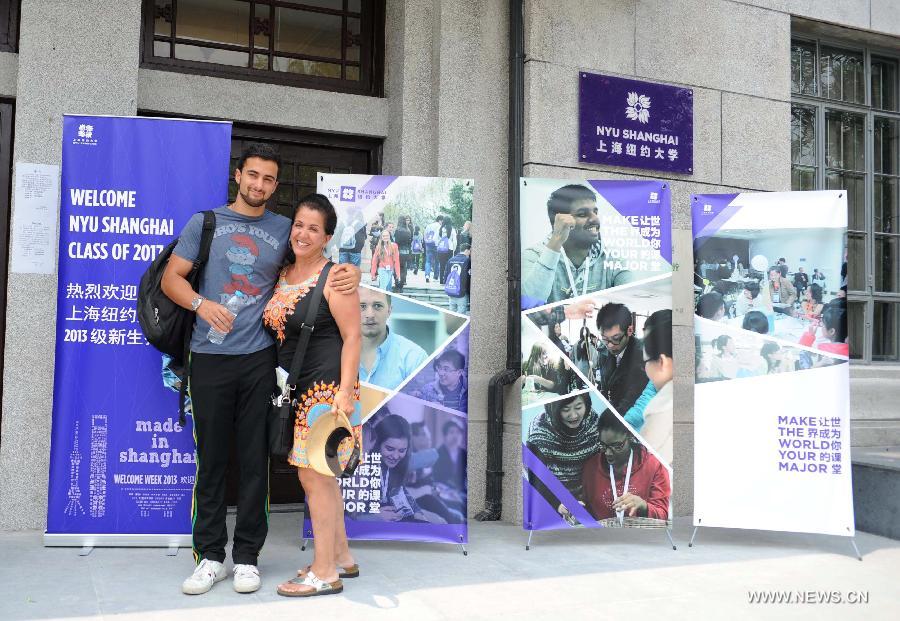 Le 11 ao?t 2013 sur le campus de l'Université normale de l'Est de Chine, un étudiant étranger pose avec une membre de sa famille. (Photo : Xinhua/Liu Xiaojing)