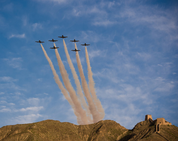 Les jets de la patrouille Breitling en formation serrée au passage de la Grande Muraille de Jiayuguan, dans la province de Gansu, le 13 ao?t 2013.