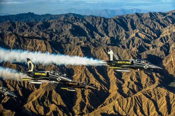 Les Jets de la Breitling Jet Team effectuent un passage au-dessus de la Grande Muraille de Jiayuguan, dans la province de Gansu, le 13 ao?t 2013.