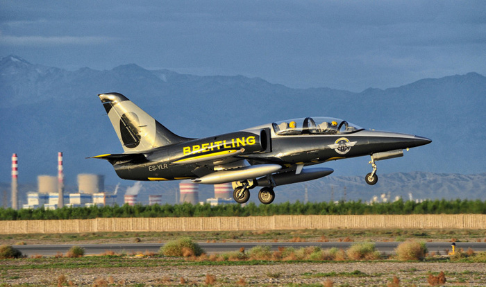 Les jets de la patrouille Breitling en formation serrée au passage de la Grande Muraille de Jiayuguan, dans la province de Gansu, le 13 ao?t 2013.