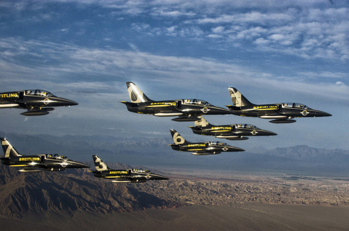 Huit appareils de la Breitling Jet Team en formation serrée dans le ciel de la Grande Muraille de Jiayuguan, dans la province du Gansu, le 13 ao?t 2013. La patrouille Breitling étant la plus grande équipe de voltige aérienne civile dans le monde et l'un des points forts cette année du Karamay Airshow, dans la région autonome ou?goure du Xinjiang. [Photo/Xinhua]