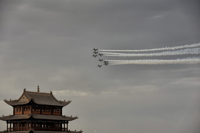 Les jets de la patrouille Breitling en formation serrée au passage de la Grande Muraille de Jiayuguan, dans la province de Gansu, le 13 ao?t 2013.