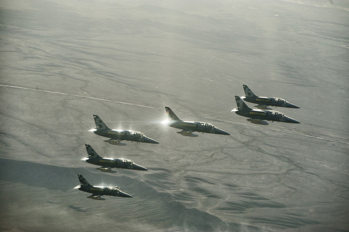 Huit appareils de la Breitling Jet Team en formation serrée dans le ciel de la Grande Muraille de Jiayuguan, dans la province du Gansu, le 13 ao?t 2013. 