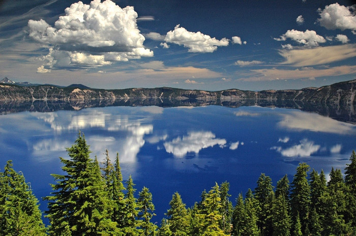 Le Crater Lake, un lac dans la caldeira du volcan Mazama, dans l'état de l'Oregon aux états-Unis