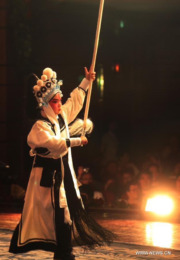 Le 12 ao?t 2013 au Grand Théatre de Chine à Tianjin, un jeune acteur de l'opéra de Beijing sur scène. (Photo : Xinhua/Liu Dongyue)