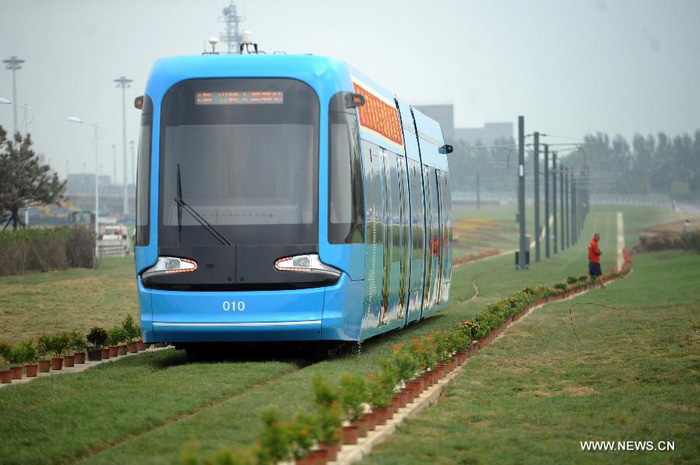 Un tram quitte l'arrêt de l'aéroport de Taoxian dans le nouveau district de Hunnan à Shenyang (la capitale de la province du Liaoning, au nord de la Chine), le 15 ao?t 2013.