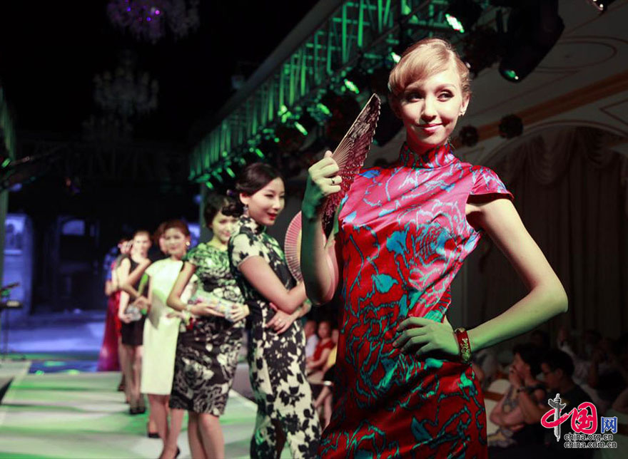 Défilé de qipao à Chongqing