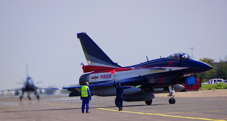 Des avions de combat J-10 de l'équipe de voltige aérienne Bayi de l'armée de l'air de l'Armée Populaire de Libération (APL) chinoise arrivent sur un aéroport de la banlieue de Moscou, en Russie, pour leur premier meeting aérien à l'étranger, le 21 ao?t 2013.