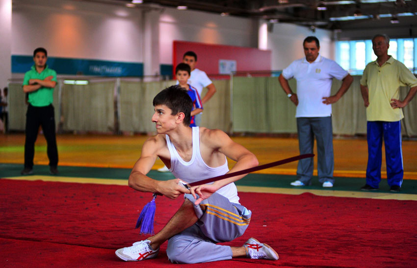 David, un étudiant de 19 ans originaire de l'école d'arts martiaux Dragon Bleu de Munich, en Allemagne, montre ses compétences en épée à une main à Tianjin, en Chine du Nord, le 21 ao?t 2013. [Photo / Xinhua]