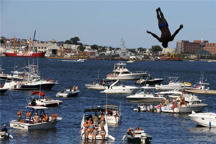 Le Tchèque Michal Navratil plonge depuis le toit de l'Institut d'Art Contemporain lors de la compétition Bull Cliff Diving Red World Series 2013 à Boston, dans le Massachusetts, le 25 ao?t 2013. Les plongeurs ont sauté d'une hauteur de près de 30 mètres depuis le toit du musée d'art contemporain, dans le port de Boston.