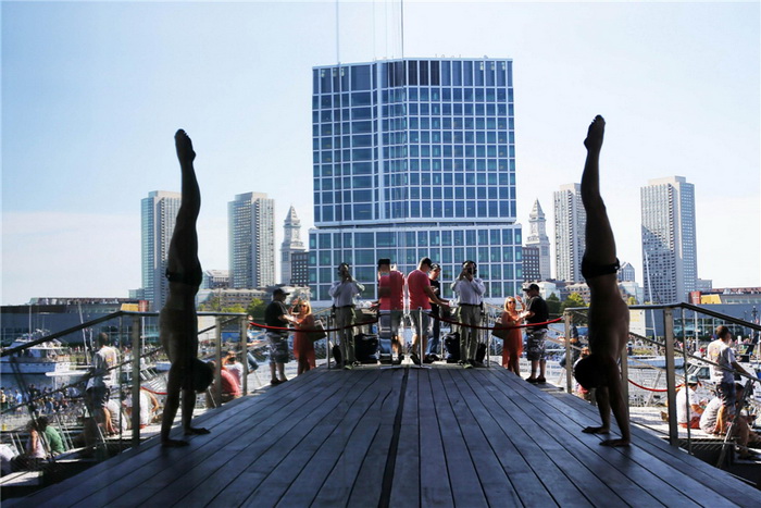 Le Russe Artem Silchenko se reflète dans une fenêtre alors qu'il se prépare avant son dernier plongeon depuis le toit de l'Institut d'Art Contemporain lors de la compétition Bull Cliff Diving Red World Series 2013 à Boston, dans le Massachusetts, le 25 ao?t 2013. Les plongeurs ont sauté d'une hauteur de près de 30 mètres depuis le toit du musée d'art contemporain, dans le port de Boston.