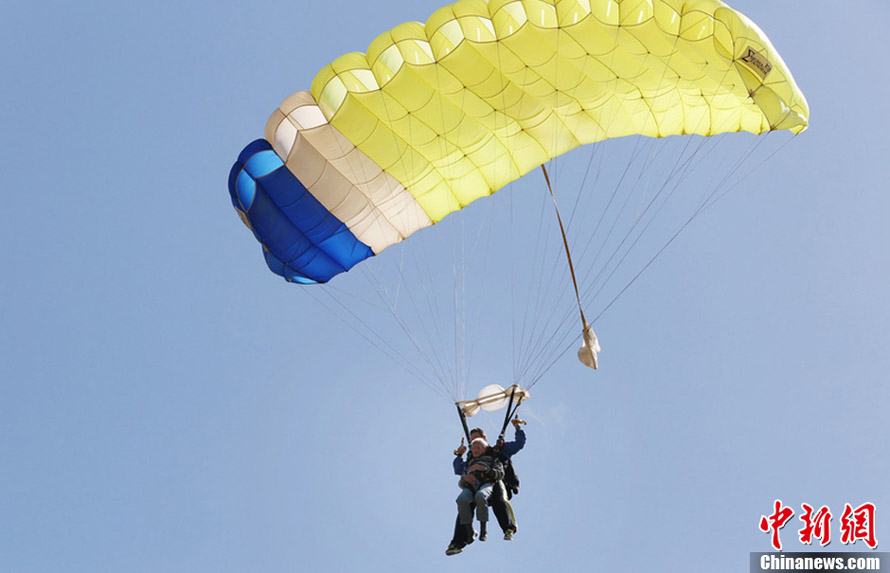 Un parachutiste fran?ais de 95 ans bat le record mondial (2)