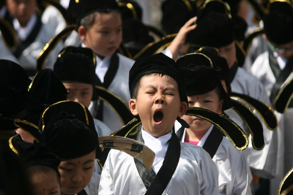 Les élèves en enfiler des uniformes traditionnels chinois pour assister à la cérémonie d'écriture lan?ant le premier jour du semestre à l'école élémentaire du Temple de Confucius à Nanjing,la province chinoise du Jiangsu, à l'est du pays, le 1 septembre 2013.