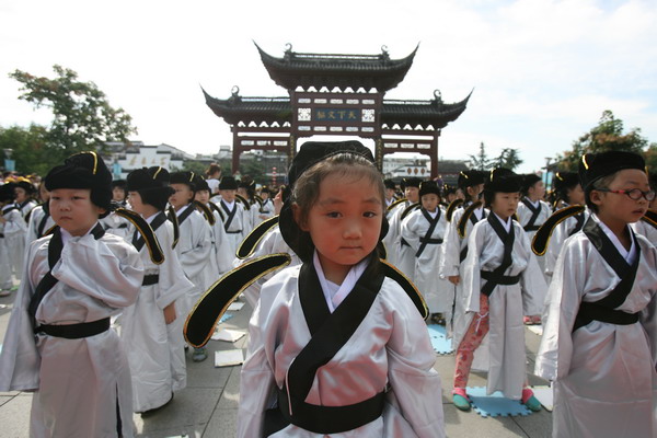 Les enfants ont porté des costumes traditionnels chinois pour assister à la cérémonie d'écriture lan?ant le premier jour du semestre à l'école élémentaire du Temple de Confucius à Nanjing,la  province chinoise du Jiangsu, à l'est du pays, le 1 septembre 2013.