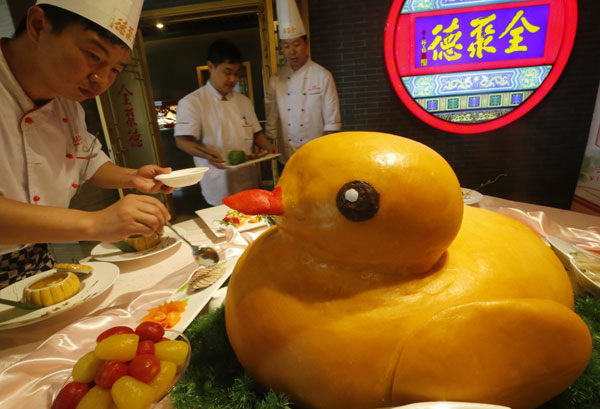 Une patisserie en forme de? canard en caoutchouc ? inspirée de l'?uvre de l'artiste néerlandais conceptuel Florentijn Hofman, confectionnée chez Quanjude, un restaurant chinois de Beijing réputé pour son canard laqué, le 1er septembre 2013. [Photo / Asianewsphoto]