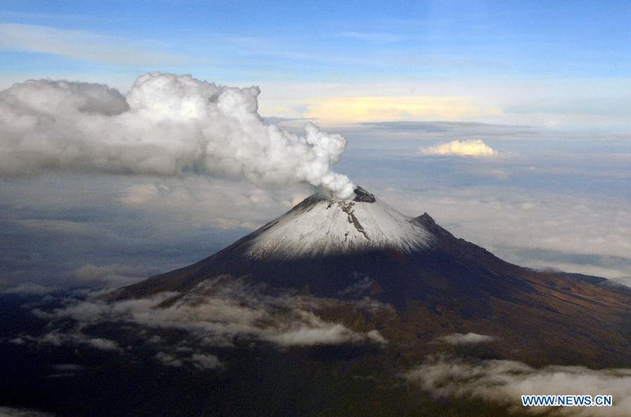 Photos: Des vapeurs et des cendres s'élève du cratère du volcan Popocatepetl au Mexique (2)