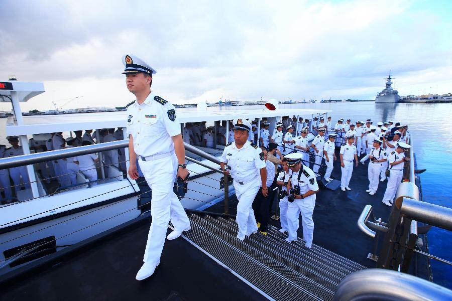 Des marins chinois visitent le mémorial de l'USS Arizona à Pearl Harbor, à Hawaii, aux Etats-Unis, le 7 septembre 2013. Une escadre navale chinoise est arrivée vendredi pour une visite amicale de trois jours. (Xinhua / Zha Chunming)