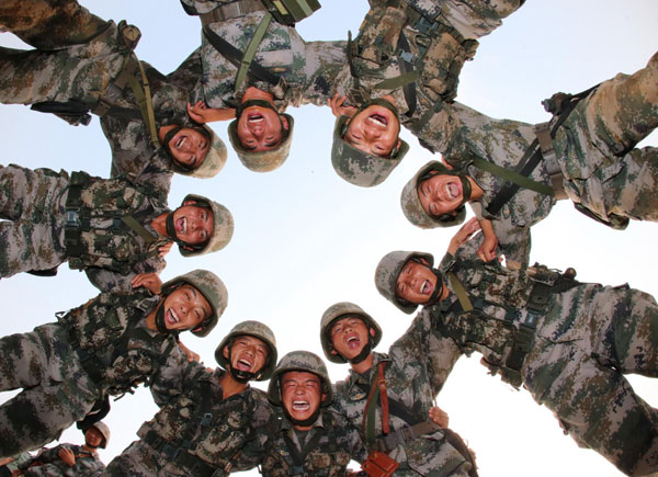 Des soldats du commandement de la région militaire de Beijing en formation à Shijiazhuang, la province du Hebei, au nord de la Chine, le 16 ao?t 2013.