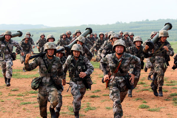 Des soldats du commandement de la région militaire de Beijing en formation à Shijiazhuang, la province du Hebei, au nord de la Chine, le 16 ao?t 2013.