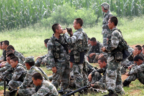 Des militaires se réunissent pour suivre la formation lancée par la brigade du commandement de la région militaire de Beijing à Shijiazhuang, la province de Hebei au nord de la Chine, le 16 ao?t 2013. Ce rassemblement est organisé depuis 1962 dans le but d'aider les soldats à améliorer leur santé mentale et physique, ainsi que de parfaire leurs compétences militaires. Cette formation fait également partie de la compagne annuelle de sensibilisation "mass ligne" du Parti communiste chinois. [Photo/Xinhua]