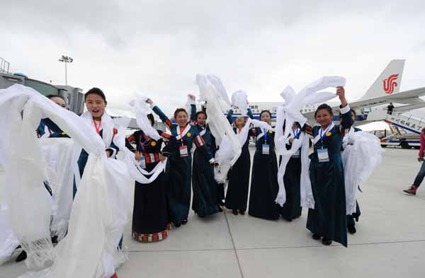 Les résidents locaux se félicitent de l' atterrissage du premier vol à l'aéroport Yading de Daocheng, la province du Sichuan (sud de la Chine), le 16 Septembre 2013. 