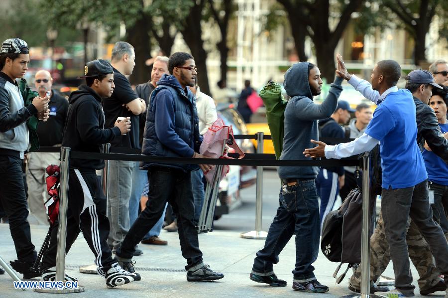 Des gens font la queue à l'extérieur d'un Apple Store à New York, aux Etats-Unis, le 20 septembre 2013. Les nouveaux iPhone 5C et 5S ont été mis en vente vendredi aux Etats-Unis.