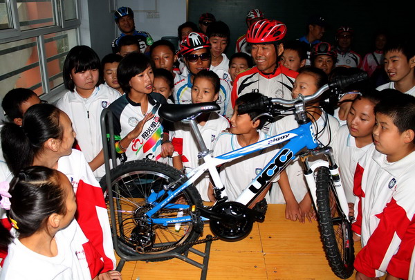 Des cyclistes passionnés présentent ?le voyage vert? aux étudiants dans un club de vélo de Xingtai, la province du Hebei (nord de la Chine), le 22 septembre. [Photo/Xinhua]