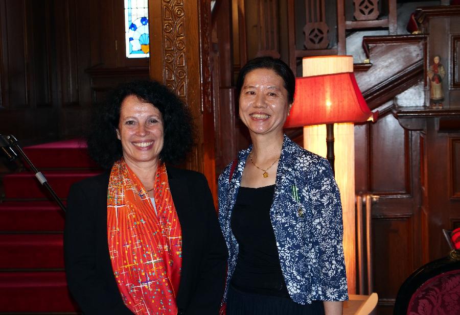 Jeudi 26 septembre au Consulat général de France à Shanghai, l'Ambassadeur de France en Chine Sylvie Bermann (à gauche) pose avec l'écrivaine chinoise Wang Anyi, à qui elle vient juste de remettre les insigne de chevalier des Arts et des Lettres. (Photo : Xinhua/Ren Long)