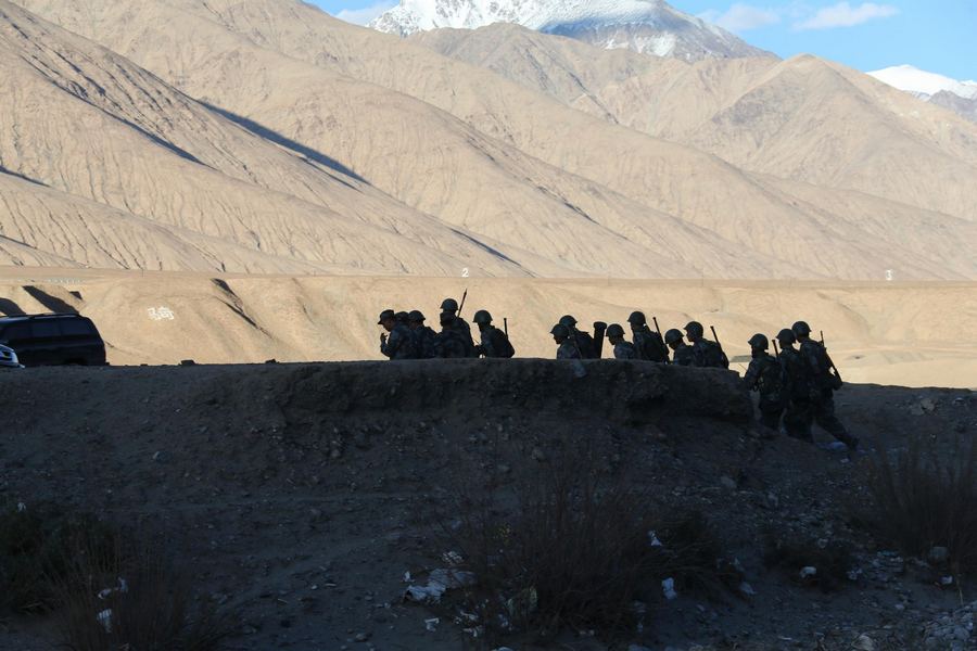 Des soldats retournent vers leur campement après un exercice d'une journée sur la région des plateaux dans la Région autonome ou?goure du Xinjiang, le 6 septembre 2013. [Photo / Xinhua]