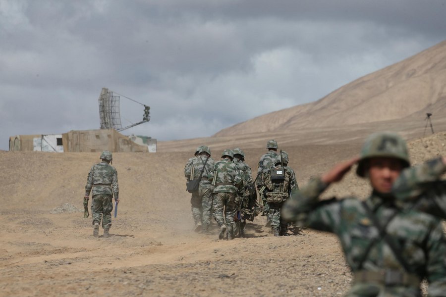 Des soldats installés sur la région des plateaux dans la Région autonome ou?goure du Xinjiang, le 8 septembre 2013. [Photo / Xinhua]