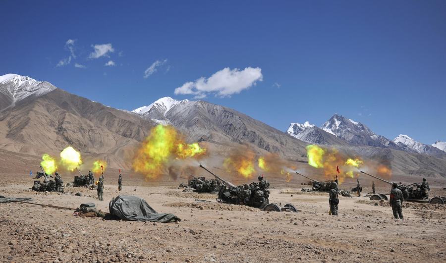 Des soldats ouvrent le feu avec des canons anti-aériens lors d'un entra?nement militaire sur la région des plateaux dans la Région autonome ou?goure du Xinjiang, le 8 septembre 2013. [Photo / Xinhua]