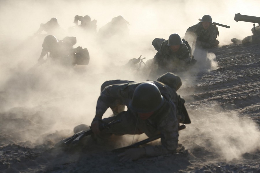 Des soldats chinois participent à un exercice difficile lors d'un entrainement militaire sur la région du plateau dans la Région autonome ou?goure du Xinjiang, le 6 septembre 2013. [Photo / Xinhua]