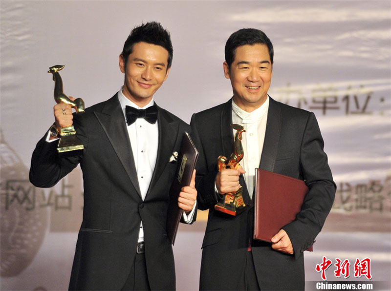 Le 28 septembre, Huang Xiaoming (à gauche) et Zhang Guoli se sont partagé le prix de meilleur acteur pour leurs r?les respectifs dans le film American Dreams in China et Back to 1942.