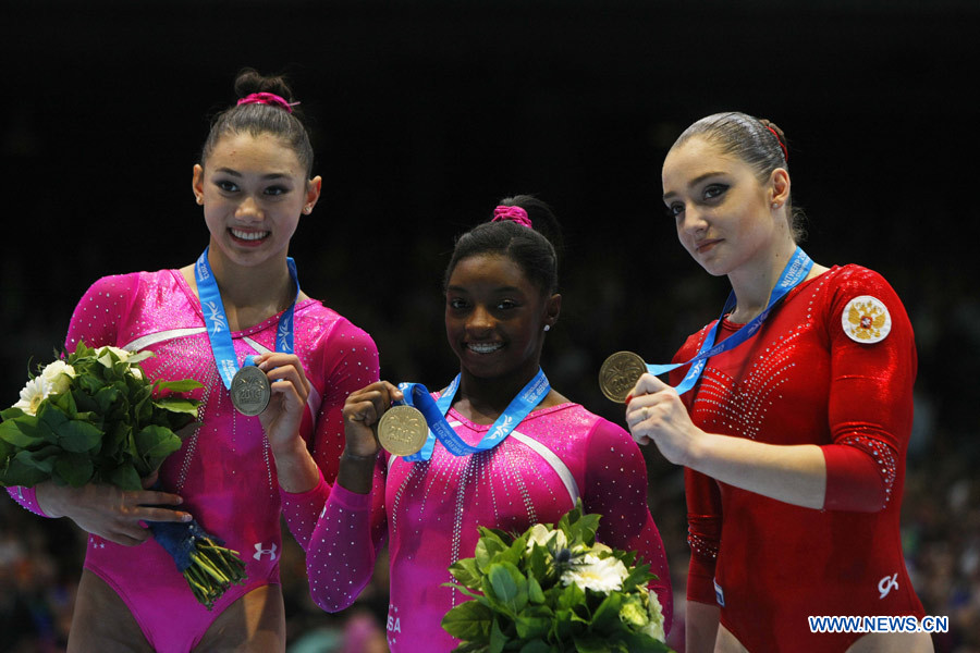 Simone Biles (C), Kyla Ross (G) et La Russe Aliya Mustafina