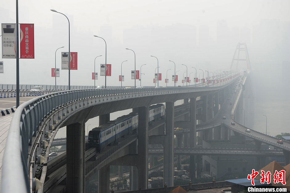 Chongqing : le Yangtsé baigne dans un brouillard épais