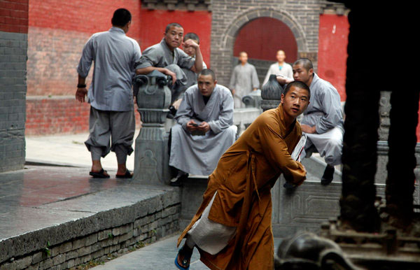 Des moines Shaolin durant une séance d'entra?nement, au temple Shaolin de Dengfeng, la province du Henan, le 6 septembre 2013 .