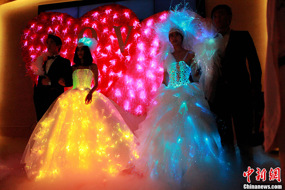 Des robes de mariages lumineuses présentées à Suzhou