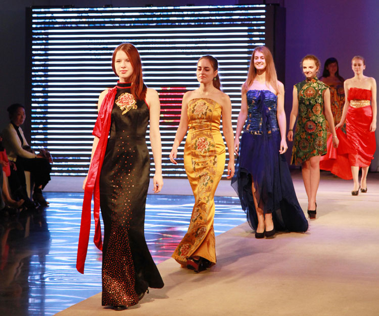 Des mannequins fans de la Qipao à Nanjing, le 12 octobre 2013. [Photo/Xinhua]