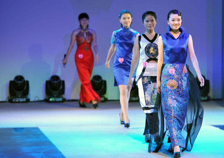 Des mannequins fans de la Qipao à Nanjing, le 12 octobre 2013. [Photo/Xinhua]